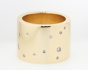 Scattered diamond in gold band